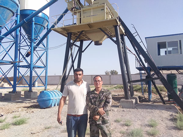 烏茲別克斯坦客戶(hù)和鄭州建新機械技術(shù)人員合影