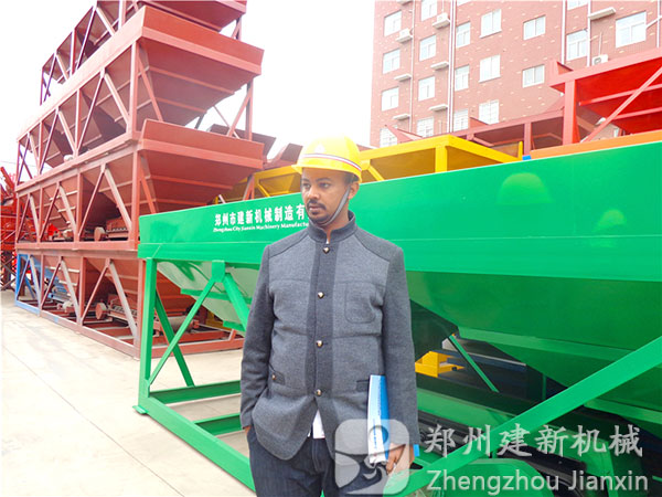 埃塞俄比亞客戶(hù)來(lái)鄭州建新機械參觀(guān)混凝土攪拌站設備